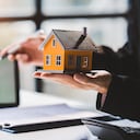 agente de bienes raíces Entrega de casas de muestra a clientes, contratos de préstamos hipotecarios. Realizar un contrato de compraventa a plazos de una vivienda. y contratos de seguro de hogar, conceptos de préstamo hipotecario de vivienda