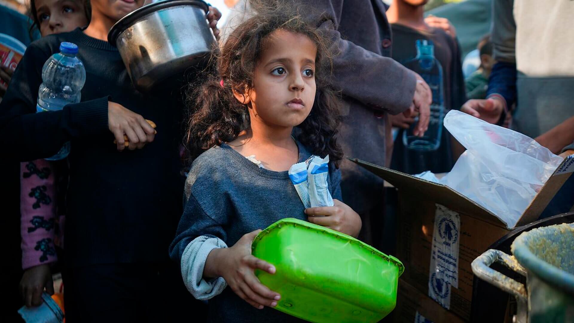 Una niña palestina hace fila para recibir comida en Deir al-Balah, Franja de Gaza