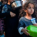 Una niña palestina hace fila para recibir comida en Deir al-Balah, Franja de Gaza