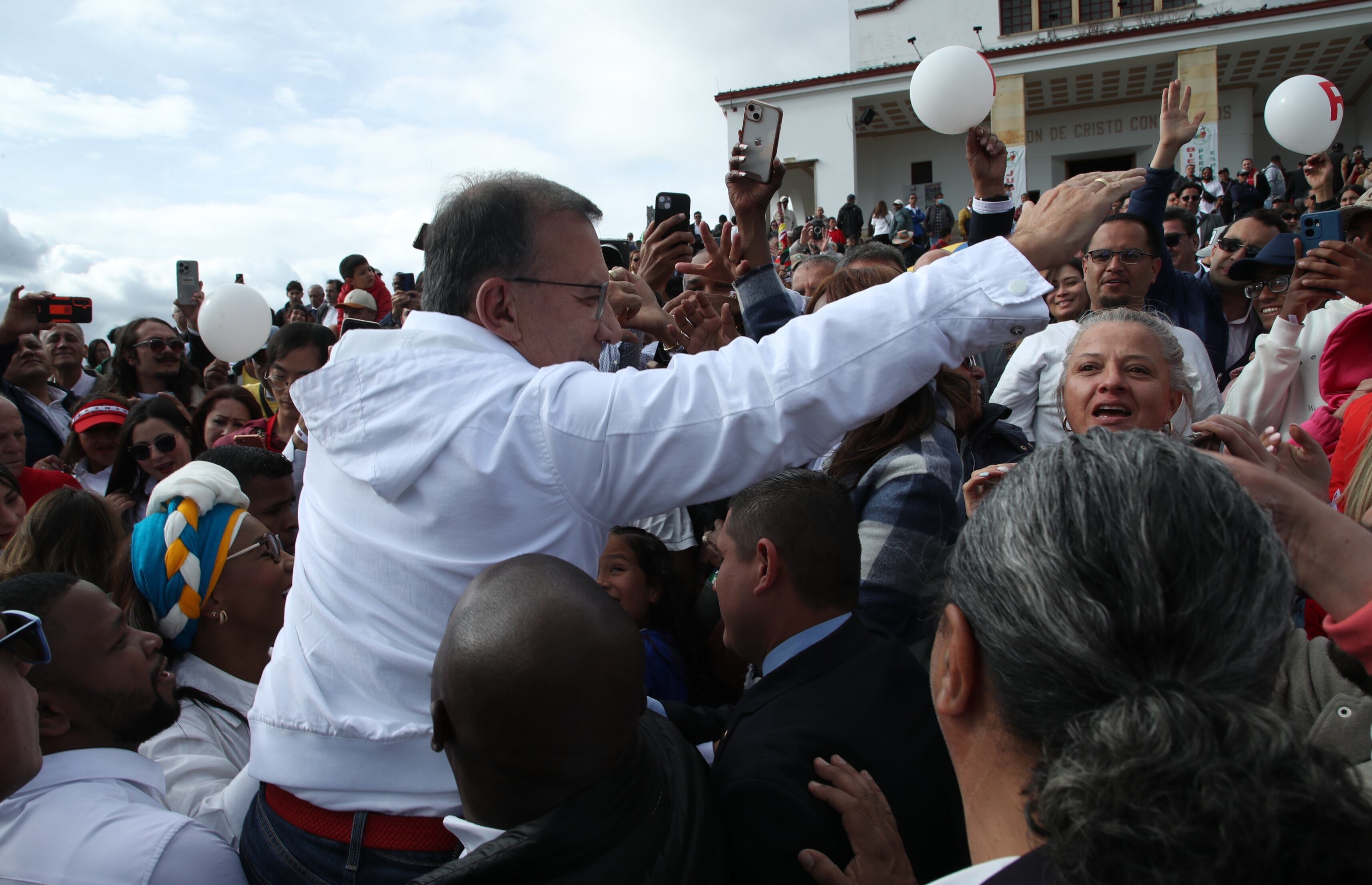 Roy Barreras, anuncia su precandidatura presidencial desde Monserrate.