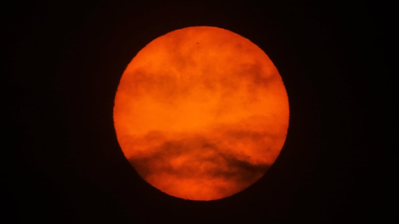 Desde el pasado 14 de mayo, la NASA, reportó una tormenta solar que chocará contra la Tierra. Esta actividad inusual, que consiste en la expulsión de material de la superficie del sol, llevó a la Aeronáutica Civil a advertir que podría haber cambios en los vuelos. Esta situación, se extendería hasta el 25 de mayo, aproximadamente. La NASA también advirtió que este fenómeno solar podría provocar apagones y cortes de radio e internet en la Tierra. Foto JORGE OROZCO.