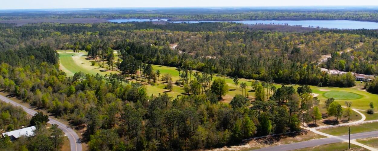La compra de estas propiedades se realiza mediante un Agente de Bienes Raíces y una Compañía de Títulos, que en ambos casos deben estar acreditados y legalmente activos para operar en el Estado.