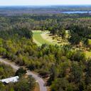 La compra de estas propiedades se realiza mediante un Agente de Bienes Raíces y una Compañía de Títulos, que en ambos casos deben estar acreditados y legalmente activos para operar en el Estado.