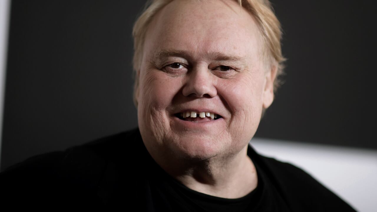 ARCHIVO - Louie Anderson durante una conferencia de prensa en Pasadena, California, el 12 de enero de 2017. Anderson, comediante veterano laureado con un premio Emmy por su interpretación de una madre de mellizos en la serie televisiva “Baskets”, murió el viernes 21 de enero de 2022. Tenía 68 años. (Foto por Richard Shotwell/Invision/AP, Archivo)