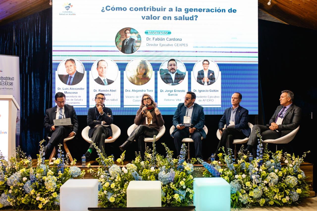 Encuentro de Colombia Salud en Acción abordando con panelistas "¿Cómo contribuir a la generación de valor en salud?"