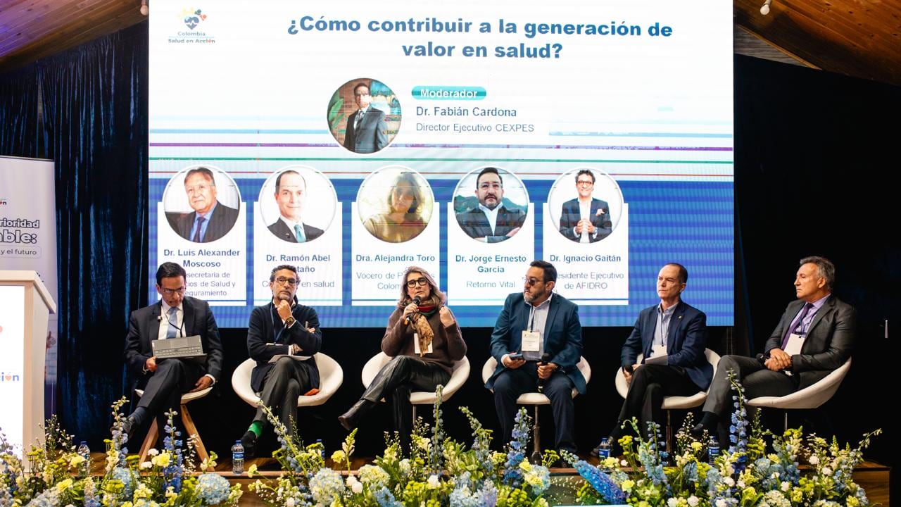 Encuentro de Colombia Salud en Acción abordando con panelistas "¿Cómo contribuir a la generación de valor en salud?"