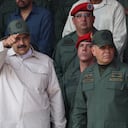 El Presidente de Venezuela, Nicolás Maduro (L) y el Ministro de Defensa de las Fuerzas Armadas Nacionales de Venezuela, Vladimir Padrino López (R), asisten a un desfile militar en el "Día Nacional de la Milicia Bolivariana" en Los Próceres en Caracas. Venezuela, el 13 de abril de 2019.