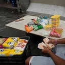 Un hombre cuenta billetes en Caracas, Venezuela. (AP Foto/Ariana Cubillos)