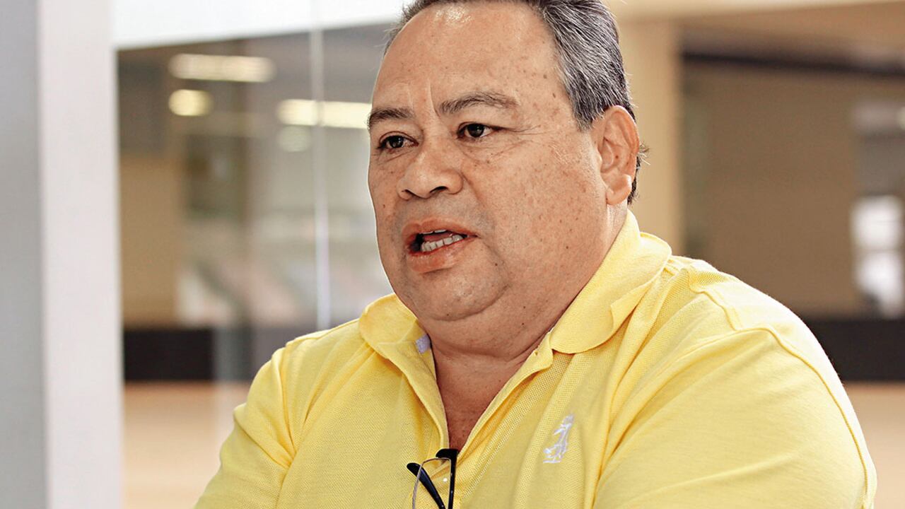 Murcia comenzó desde muy joven en el mundo de las esmeraldas en Boyacá y lideró uno de los bandos en la sangrienta guerra de los años 80. Tras firmar la paz, la defendió hasta su muerte,a pesar de las amenzas que había en su contra.