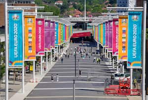 La ruta de ingreso al estadio Wembley, sede de la Eurocopa de fútbol en Londres.