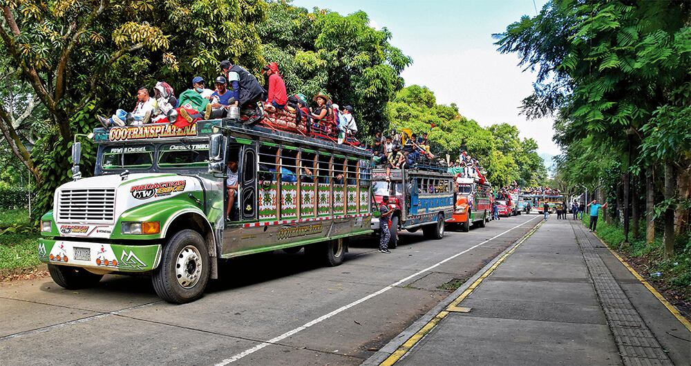  Las imágenes de algunos atacando a la minga a tiros evidenciaron la crisis. 