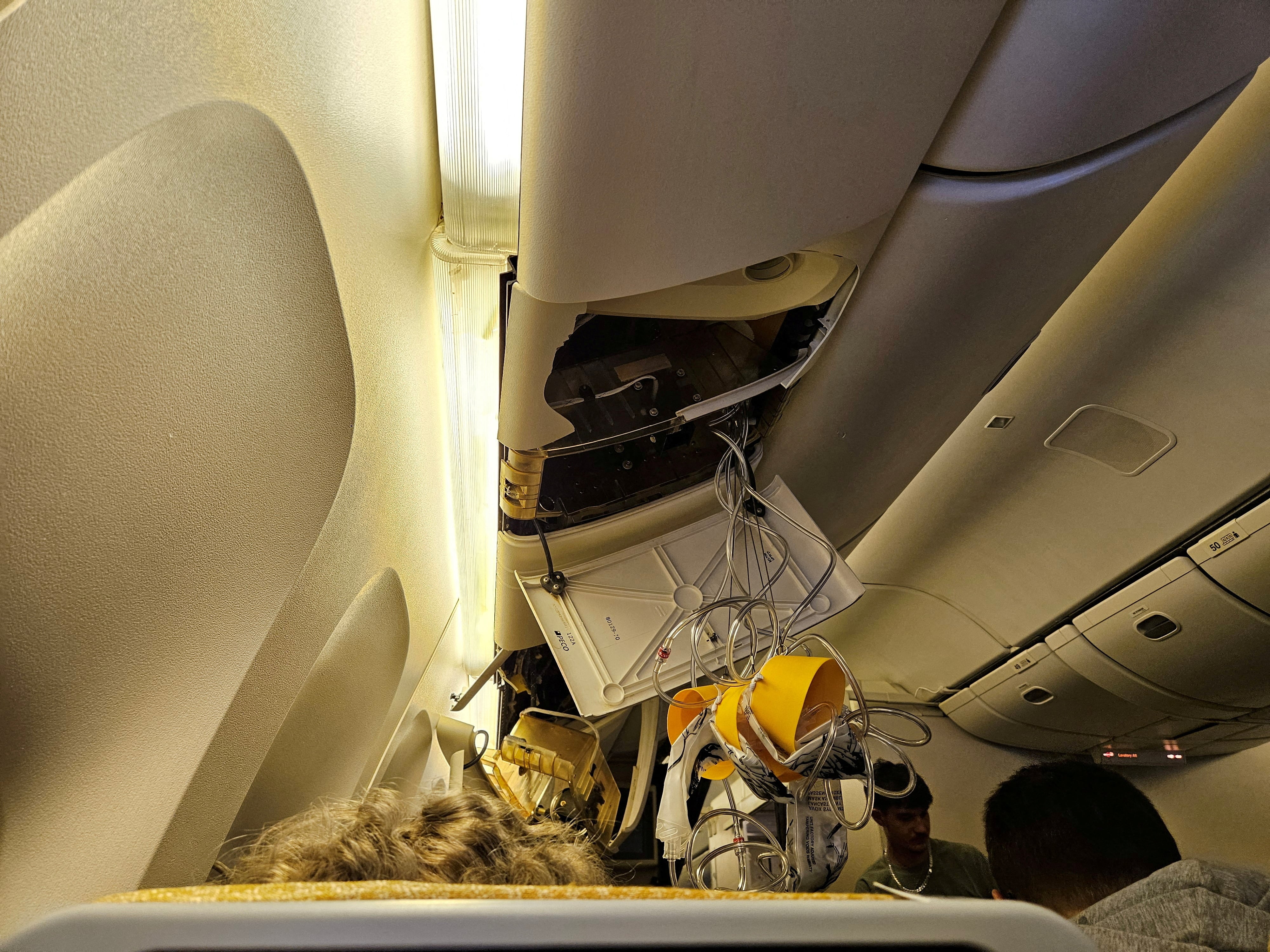 El interior del vuelo SQ321 de Singapore Airlines después de un aterrizaje de emergencia en el Aeropuerto Internacional Suvarnabhumi de Bangkok, en Bangkok, Tailandia, el 21 de mayo de 2024