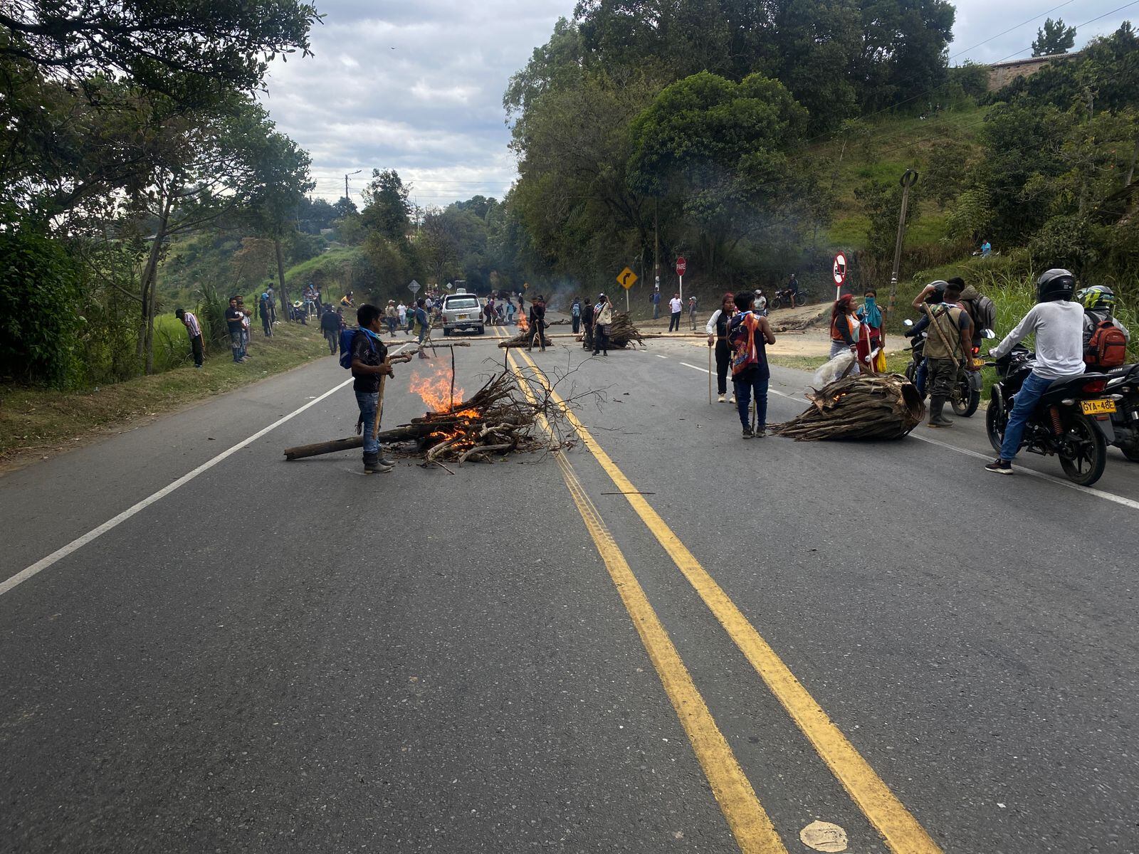 Vía Cali - Popayán está bloqueada; indígenas realizan protesta en punto estratégico de la Panamericana.