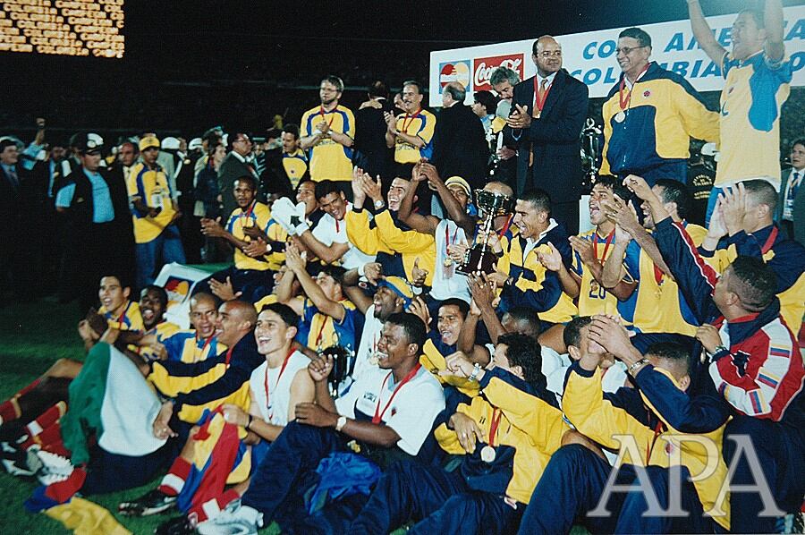 El alcalde de Bogotá, Antanas Mockus, y el presidente de la República, Andrés Pastrana, en la tarima junto a los campeones de Copa.