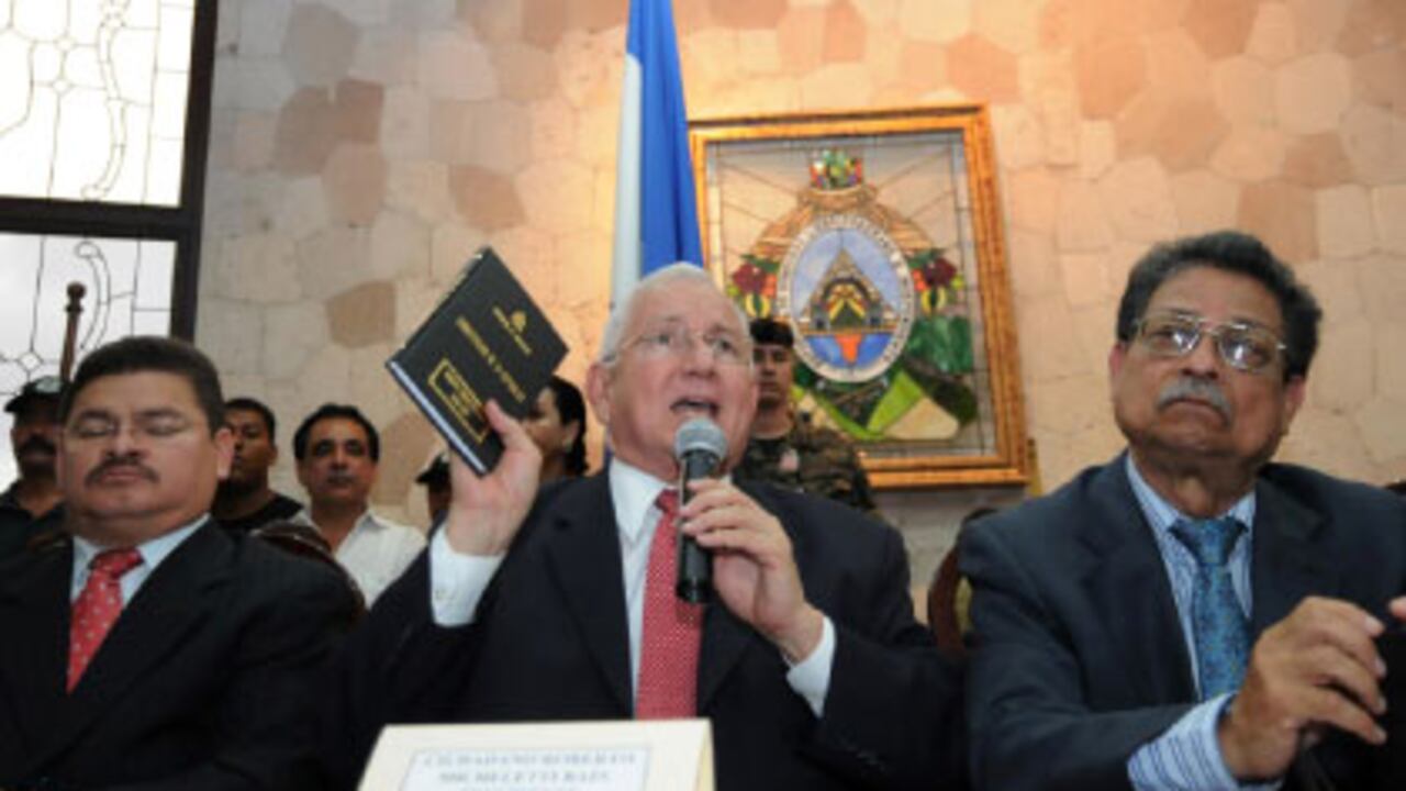 El nuevo presidente, Roberto Micheletti, apareció ante los periodistas exhibiendo la Constitución y rodeado de las cabezas de las principales instituciones del país