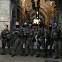 Efectivos de la policía de Israel, desplegados en la Ciudad Vieja de Jerusalén horas después del allanamiento del complejo de la mezquita de Al-Aqsa, el jueves 5 de abril.