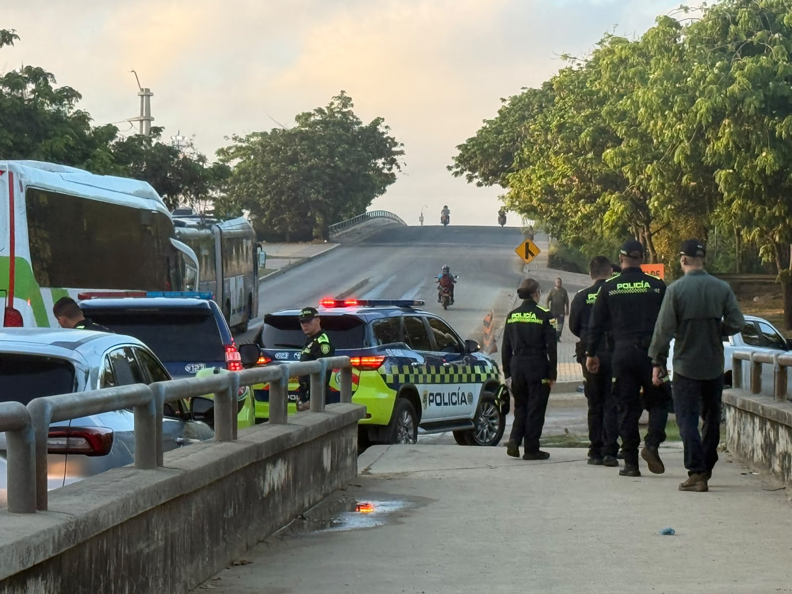 La Policía en la zona.