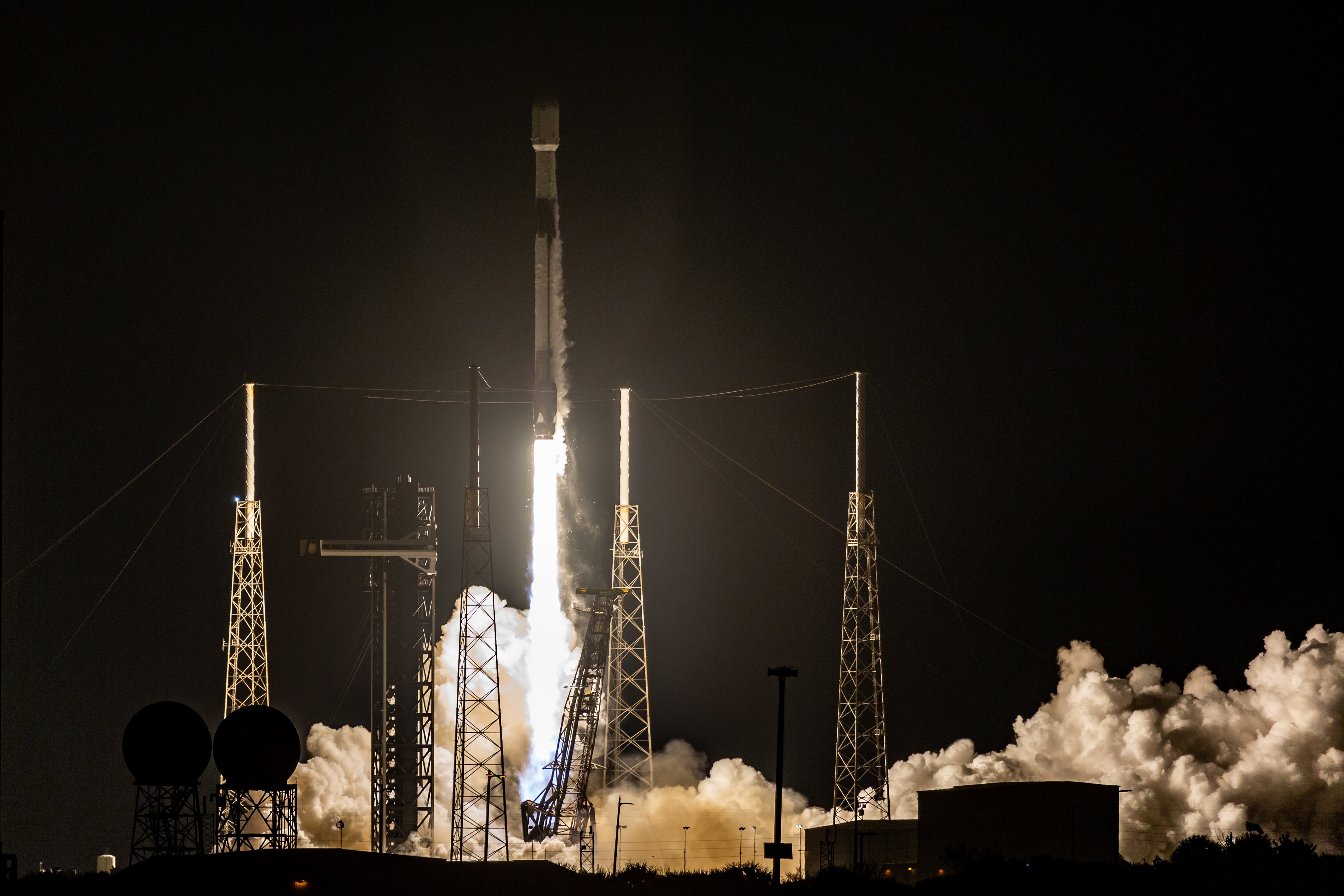 Un cohete Falcon 9 de SpaceX impactó accidentalmente contra la superficie de la Luna.