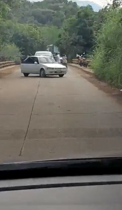 Delincuentes estarían robando a conductores en la vía a Pance en Cali; un video dejó en evidencia el modus operandi.