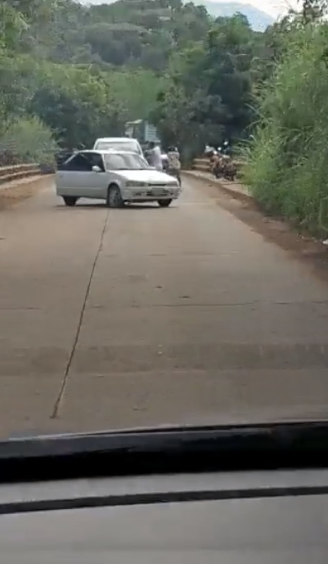 Delincuentes estarían robando a conductores en la vía a Pance en Cali; un video dejó en evidencia el modus operandi.