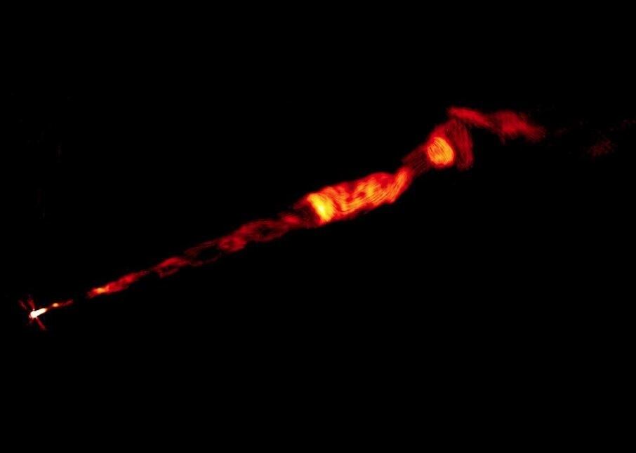 Primera imagen del agujero negro de M87 y su chorro masivo