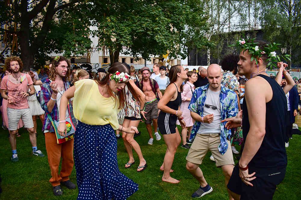Jóvenes finlandeses no contenían el baile en el Backyard.  Foto: Danilo Costa Canguçu