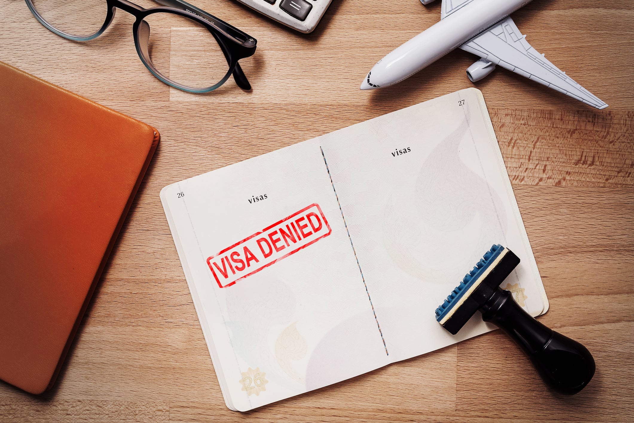 Es importante contactar a las autoridades consulares o embajadas de Estados Unidos para obtener orientación precisa y asistencia en caso de que se cancele una visa en el momento de entrada al país.