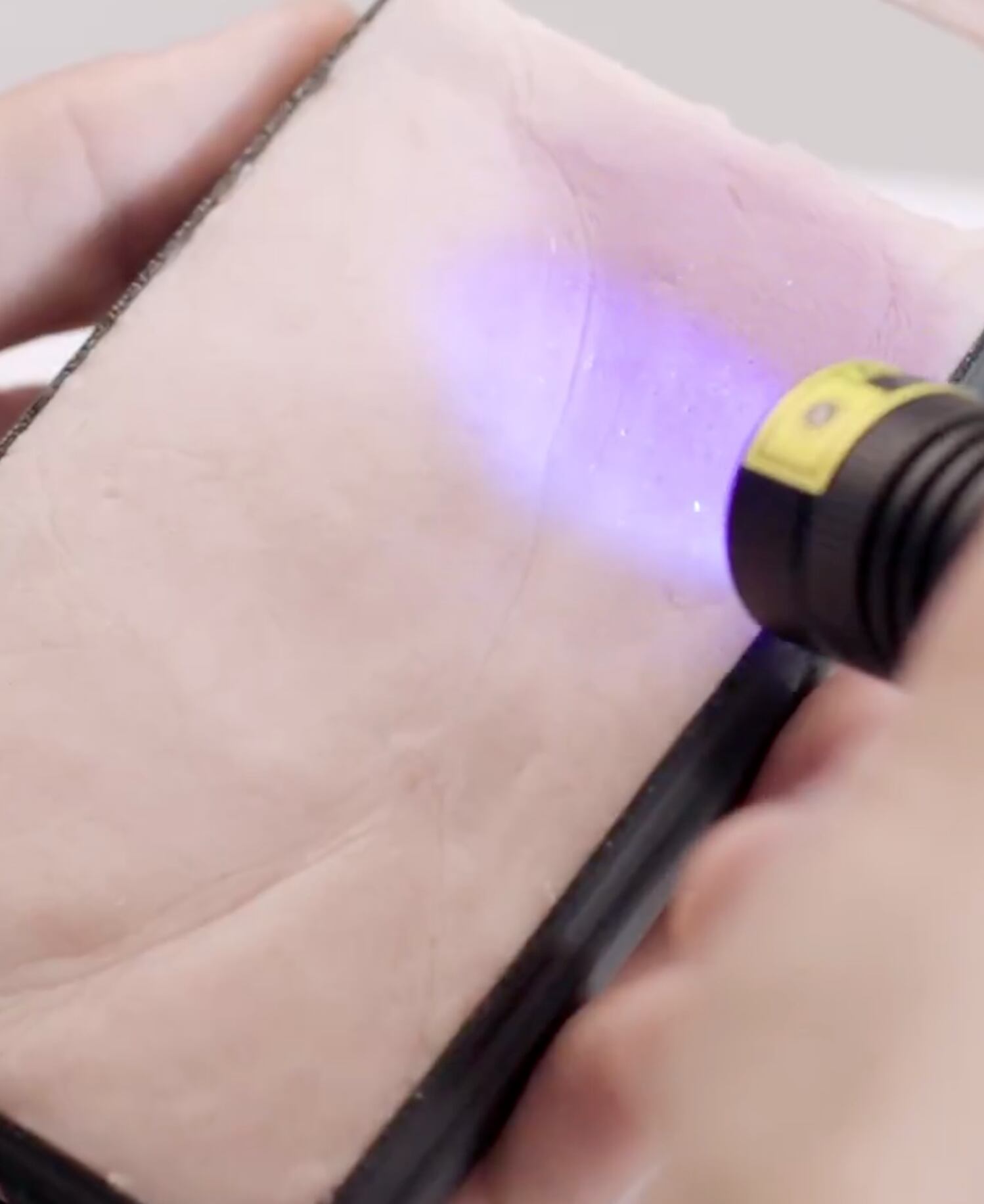 El protector se ve y se siente como si fuera piel humana