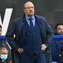 (ARCHIVOS) En esta foto de archivo tomada el 23 de octubre de 2021, el técnico español del Everton, Rafael Benítez, observa durante el partido de fútbol de la Premier League inglesa entre Everton y Watford en Goodison Park en Liverpool, noroeste de Inglaterra. - Rafael Benítez fue despedido como entrenador del Everton el domingo después de solo ocho meses a cargo del club de la Premier League, anunció el club el 16 de enero. (Foto de Paul ELLIS / AFP) / RESTRINGIDO PARA USO EDITORIAL. No se utiliza con audio, video, datos, listas de dispositivos, logotipos de clubes/ligas o servicios 'en vivo' no autorizados. Uso en línea durante el partido limitado a 120 imágenes. Se pueden usar 40 imágenes adicionales en tiempo extra. Sin emulación de vídeo. El uso de las redes sociales durante el partido está limitado a 120 imágenes. Se pueden usar 40 imágenes adicionales en tiempo extra. No se utiliza en publicaciones de apuestas, juegos o publicaciones de un solo club/liga/jugador.