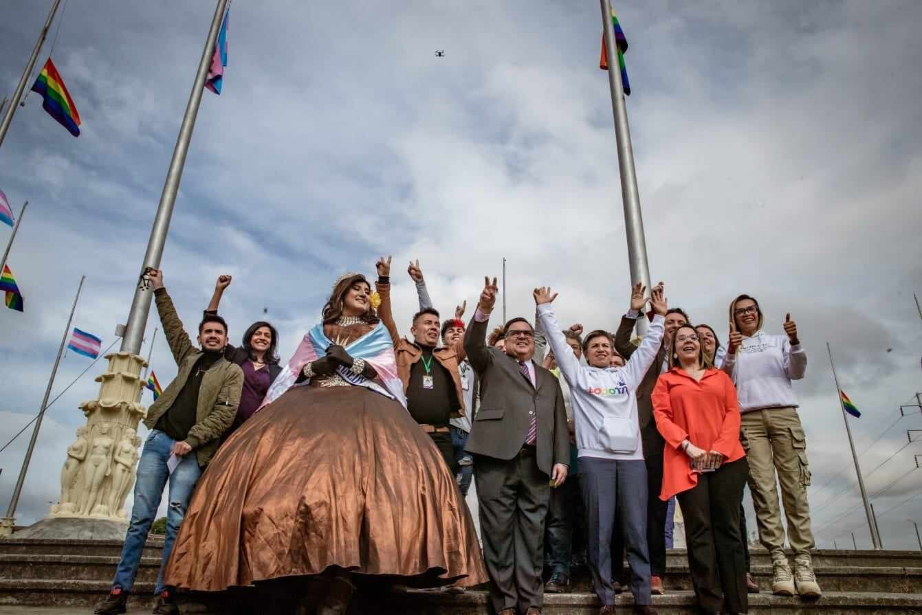 Izada de 20 banderas LGTBI+ en Kennedy