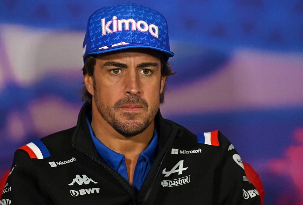 En esta foto de archivo tomada el 30 de junio de 2022, el piloto español de Alpine, Fernando Alonso, asiste a una conferencia de prensa antes del Gran Premio de Gran Bretaña de Fórmula Uno en el circuito de carreras de Silverstone en Silverstone, centro de Inglaterra (Foto de JUSTIN TALLIS / AFP)