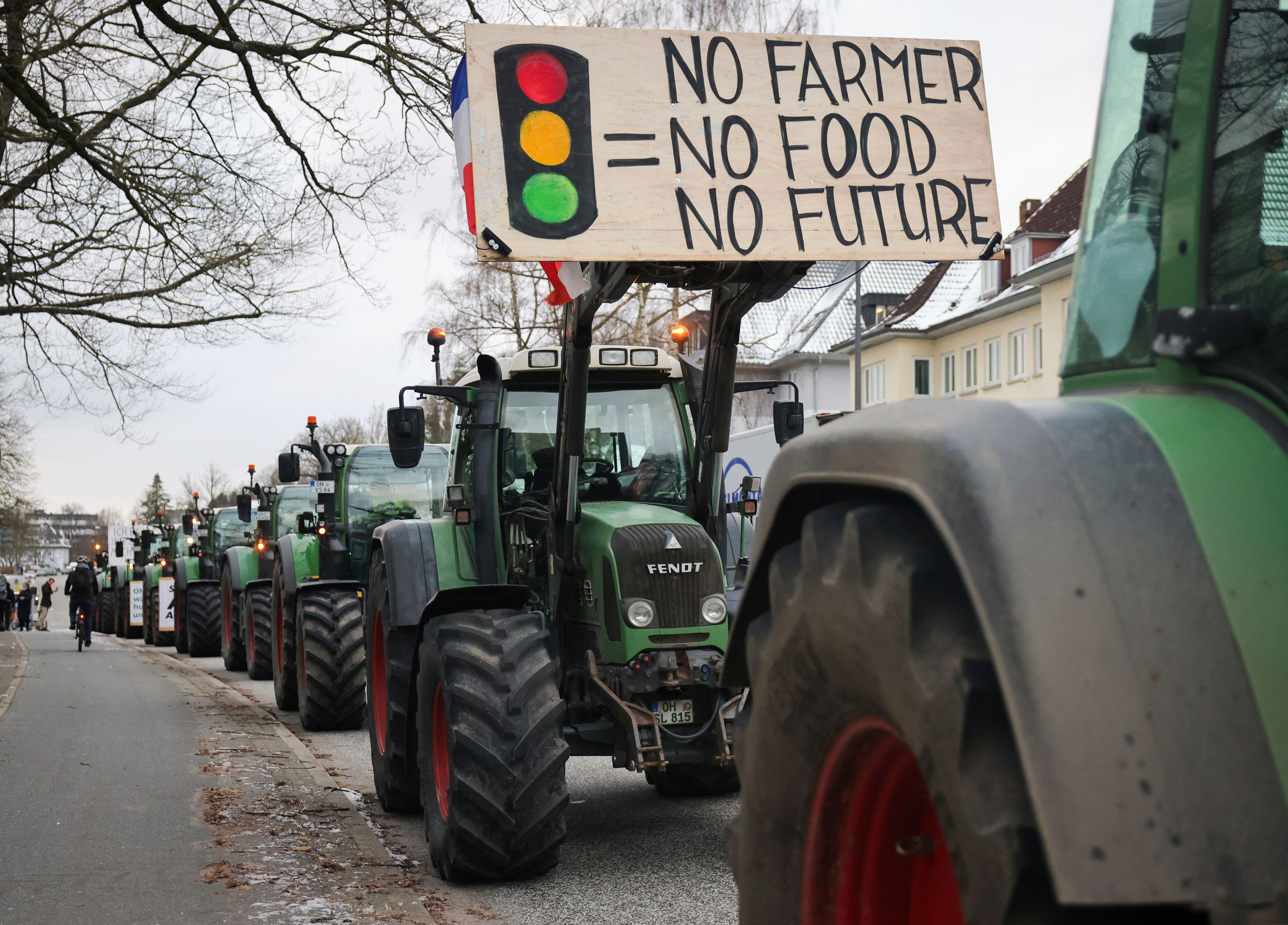 Agricultores se manifiestan con sus tractores frente al parlamento estatal en Kiel, Alemania, el lunes 8 de enero de 2024. Los agricultores bloquearon las vías de acceso a las autopistas en partes de Alemania el lunes y se reunieron para manifestarse, iniciando una semana de protestas contra un plan del gobierno para eliminar desgravaciones fiscales al diésel utilizado en la agricultura. (Christian Charisius/dpa vía AP)