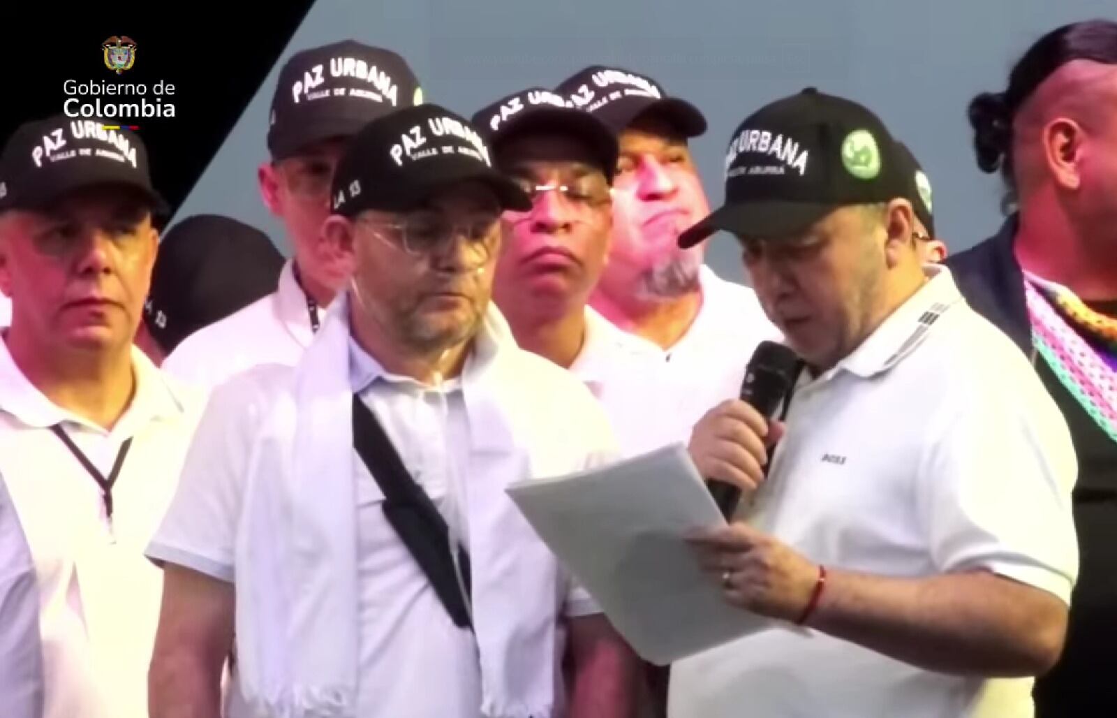 Líderes de las bandas delincuenciales de Medellín que participan en la mesa de paz urbana del presidente Gustavo Petro.