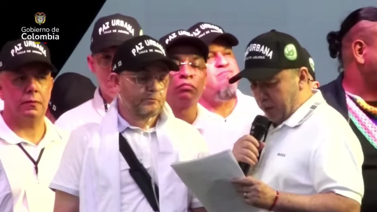 Líderes de las bandas delincuenciales de Medellín participan en la mesa de paz urbana del presidente Gustavo Petro.