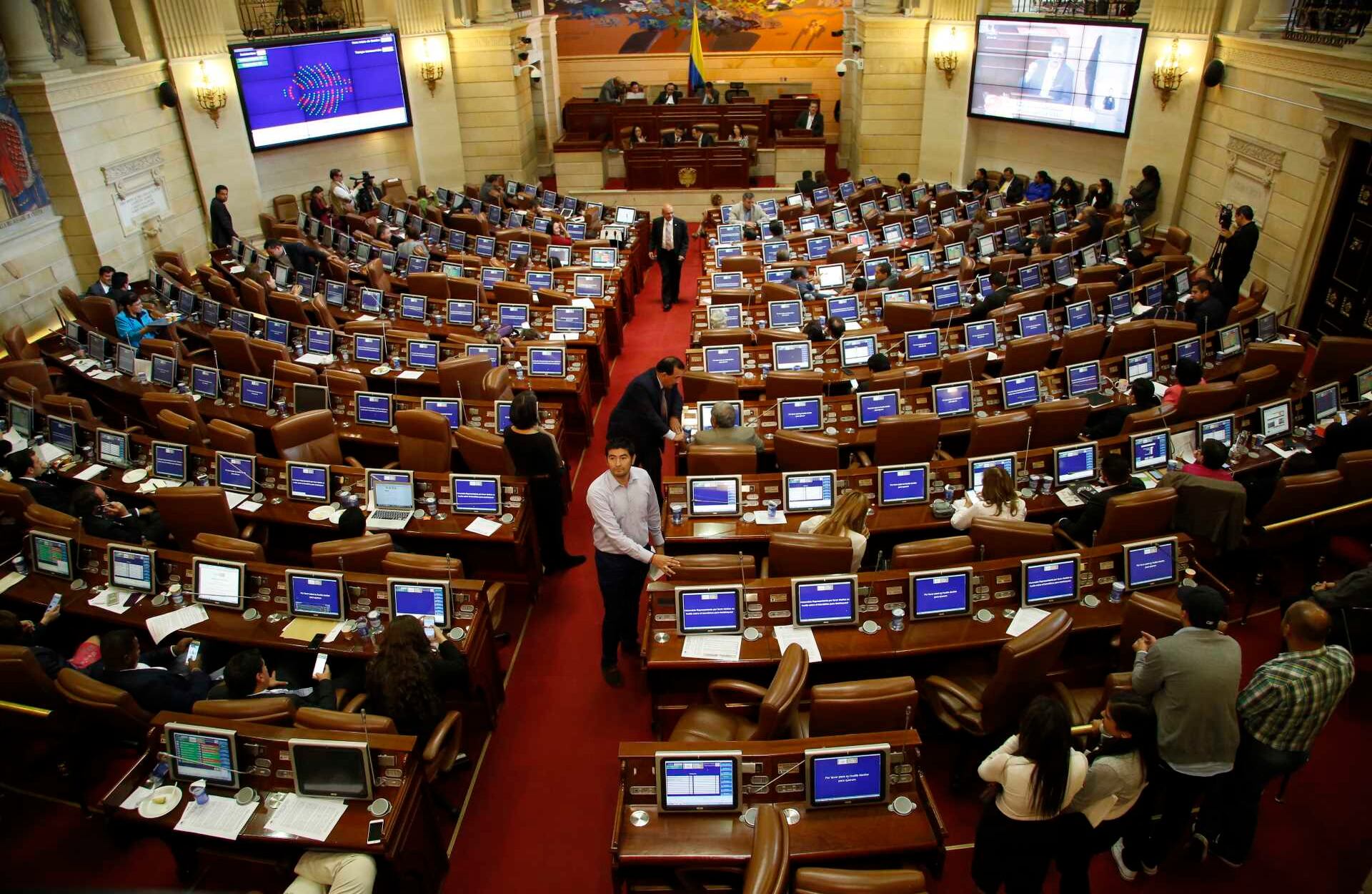 El Salón Elíptico se vio colmado, más por la presencia de víctimas que de congresistas.  / Foto: Guillermo Torres / SEMANA. 