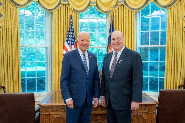 El embajador de Colombia en Estados Unidos Daniel García Peña con el presidente Joe Biden