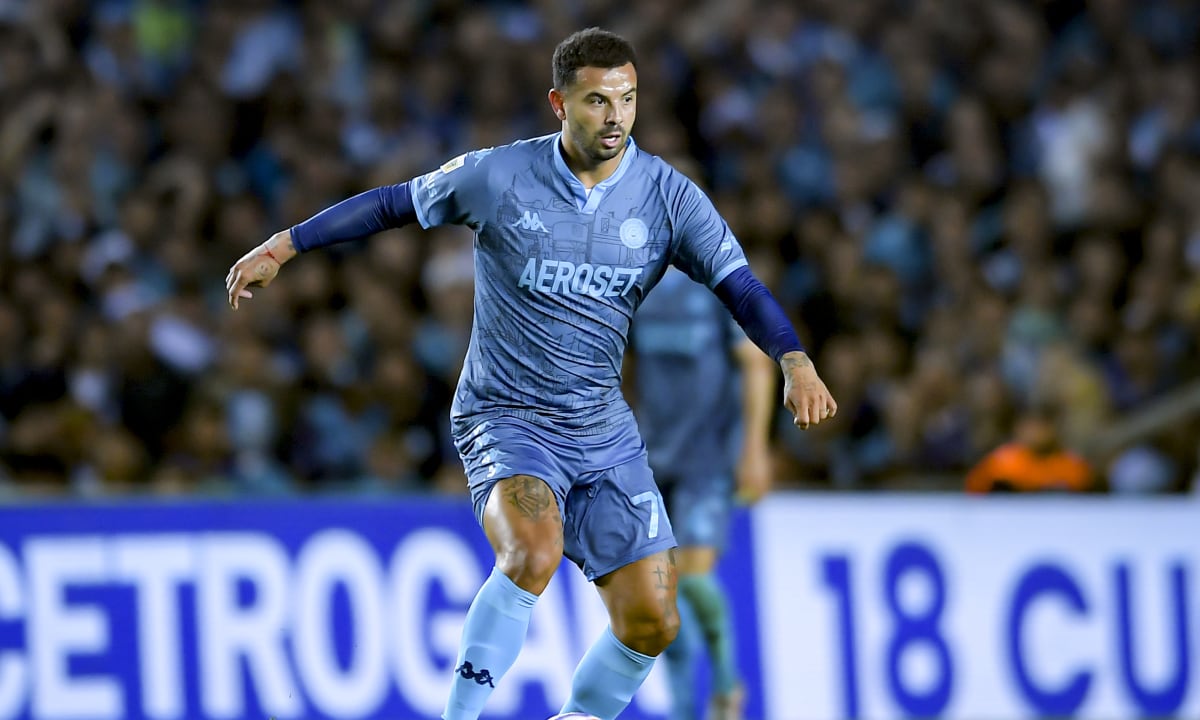 AVELLANEDA, ARGENTINA - OCTOBER 10: Edwin Cardona of Racing Club kicks the ball during a match between Racing Club and Atletico Tucuman as part of Liga Profesional 2022 at Presidente Peron Stadium on October 10, 2022 in Avellaneda, Argentina. (Photo by Getty Images/Marcelo Endelli)