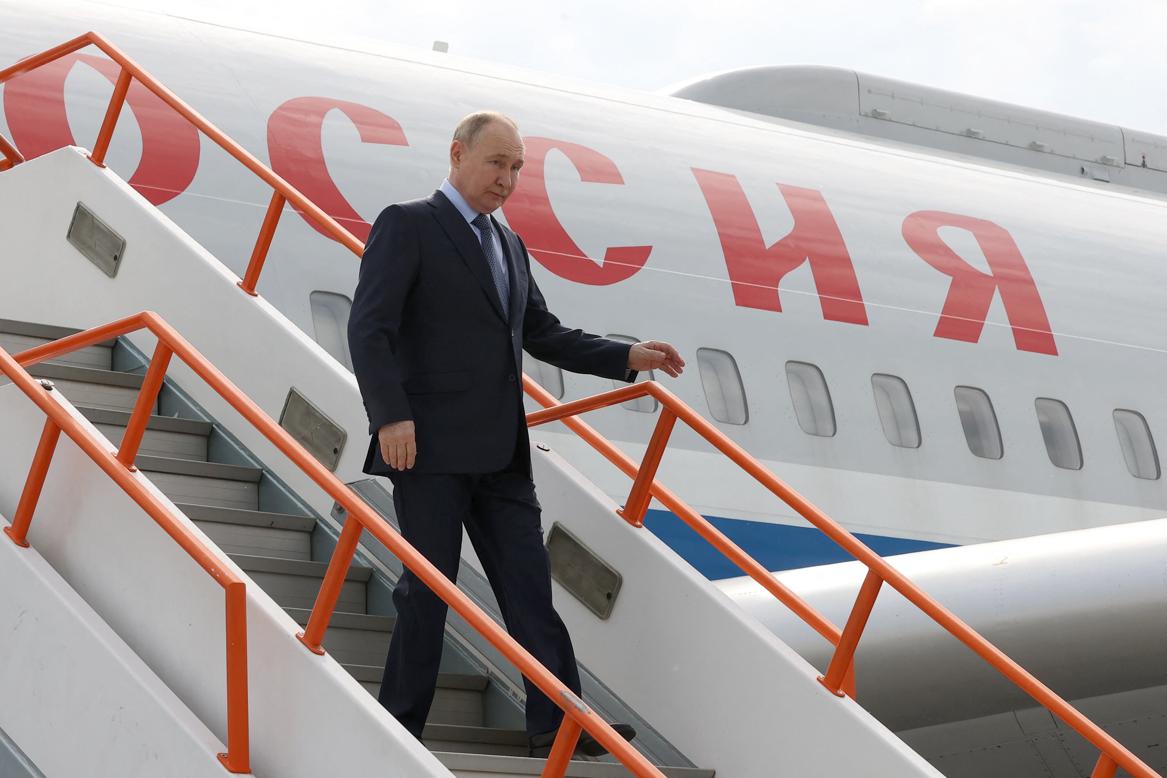 En esta fotografía de la piscina distribuida por la agencia estatal rusa Sputnik, el presidente ruso Vladimir Putin desembarca de un avión cuando llega a Yakutsk el 18 de junio de 2024.