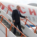 En esta fotografía de la piscina distribuida por la agencia estatal rusa Sputnik, el presidente ruso Vladimir Putin desembarca de un avión cuando llega a Yakutsk el 18 de junio de 2024.