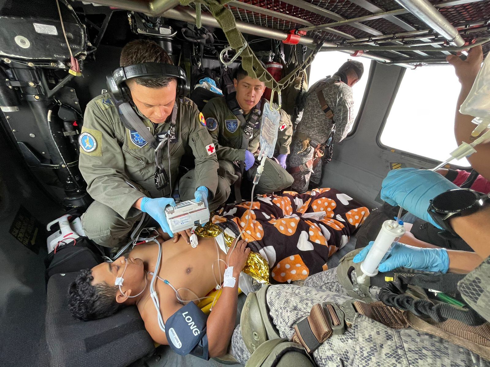 Víctima de mina antipersonal siendo trasladada en helicóptero.
