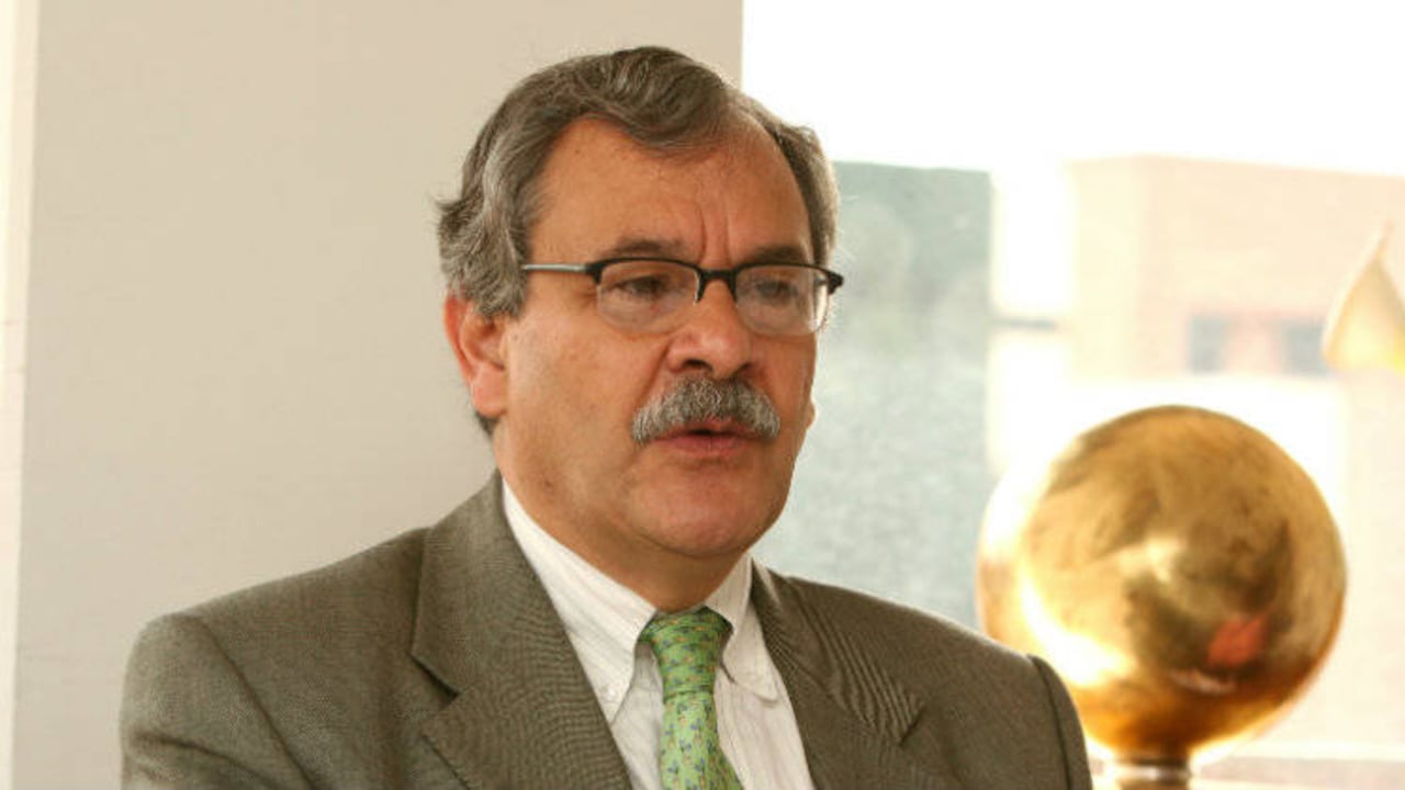 El sociólogo Eduardo Pizarro fue miembro fundador, director y profesor del Instituto de Estudios Políticos y Relaciones Internacionales de la Universidad Nacional.