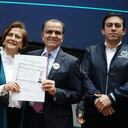 El candidato hizo su inscripción como candidato presidencial junto a su fórmula vicepresidencial.