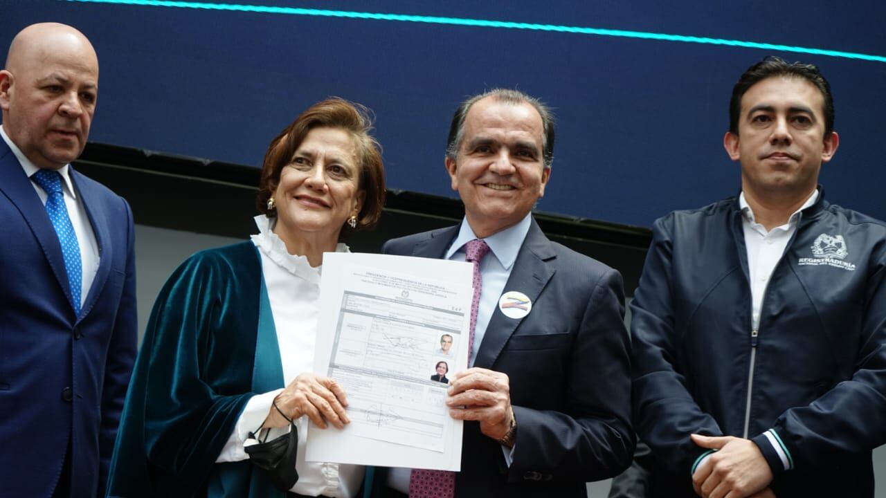 Óscar Iván Zuluaga hizo su inscripción como candidato presidencial junto a su fórmula vicepresidencial, Alicia Eugenia Silva.