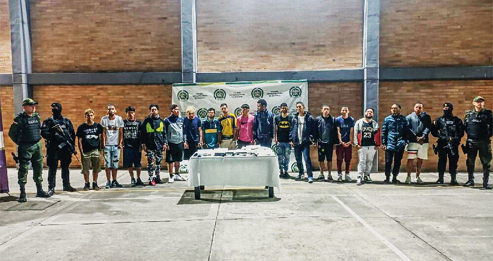    Uno a uno han venido cayendo los hombres de la banda de Satanás. Nadie lo conoce, pero sus amenazas generan terror en Kennedy, donde es el dueño y señor del crimen.