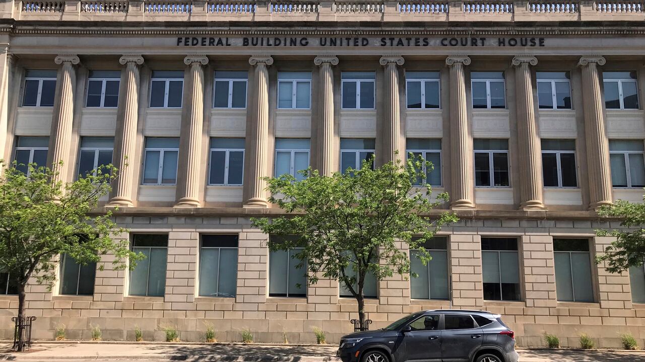 En julio, un juez federal condenó a tres hombres a décadas de prisión en relación con una supuesta operación internacional de tráfico de fentanilo. Daniel Vivas Ceron fue condenado a 27 años, Jason Joey Berry a 24 años y Xuan Cahn Nguyen a 22 años.