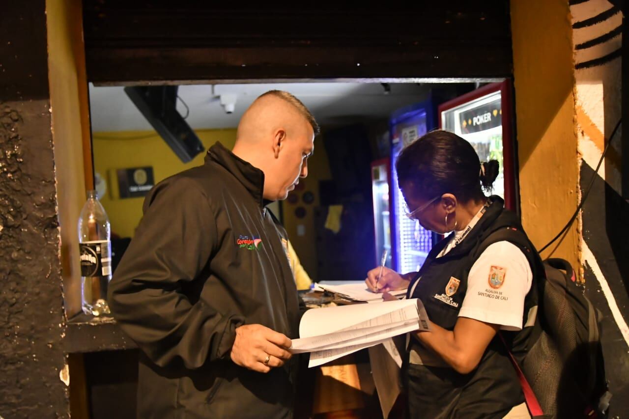 Las autoridades cerraron establecimiento comercial en el centro de Cali por incumplir norma del espacio público.