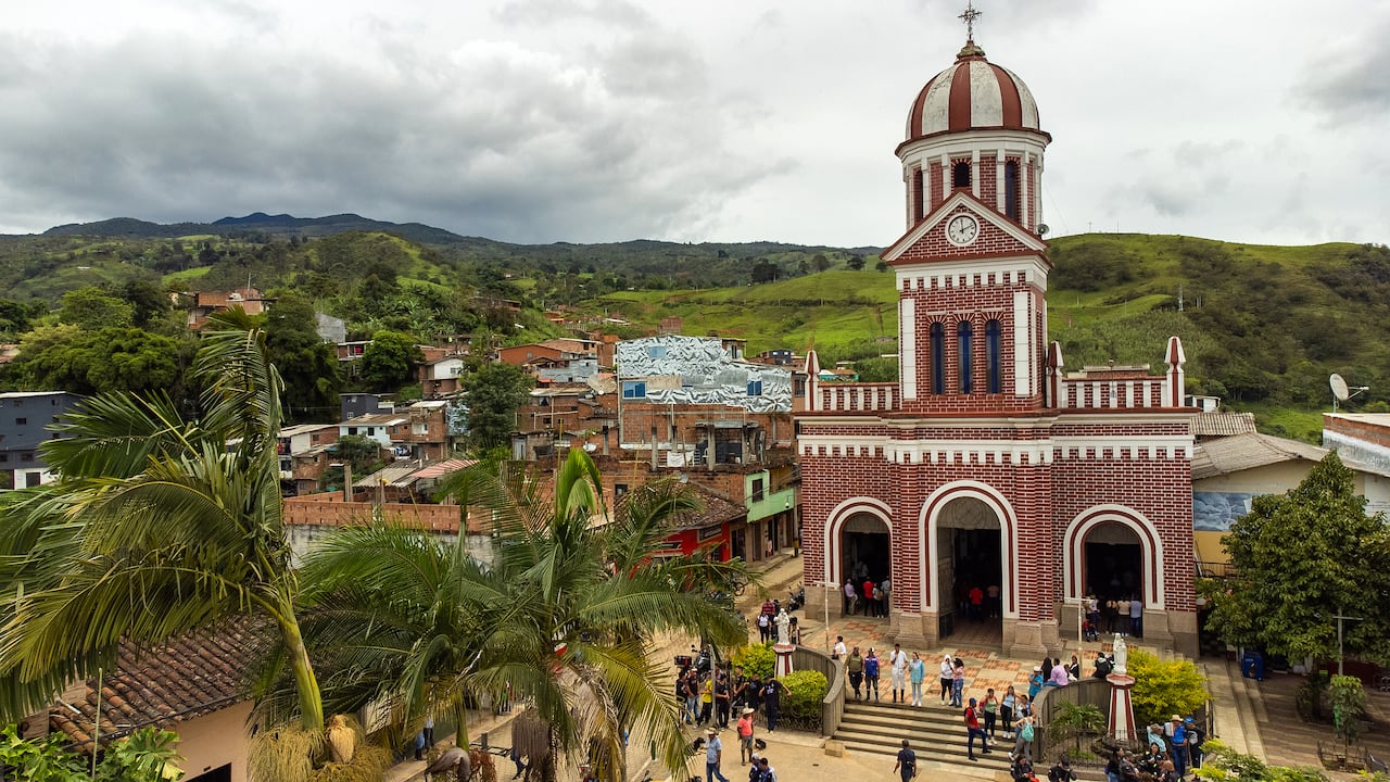 La iglesia de Nuestra Señora del Rosario en Campamento, Antioquia.