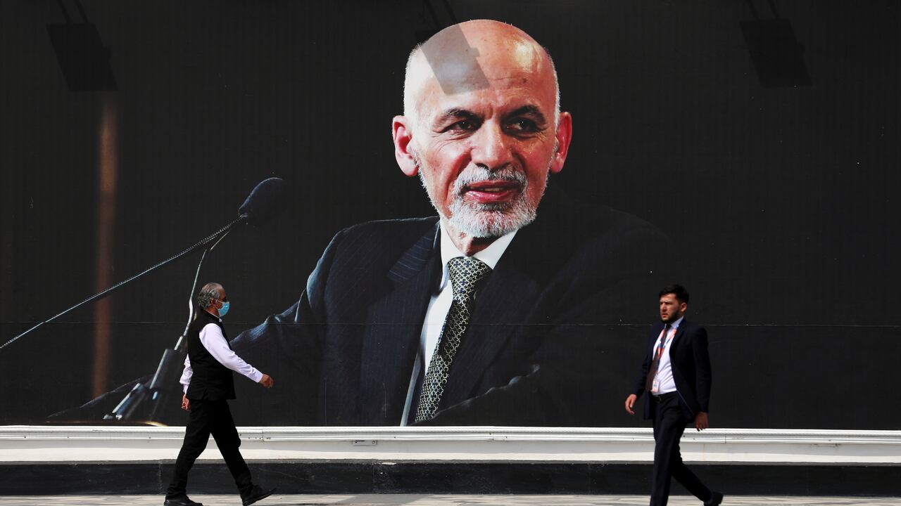 El presidente afgano, Ashraf Ghani, abandonó el país este domingo antes de que los talibanes ingresaran a Kabul. Ghani dimitió como presidente y aceptó su derrota. Foro: AP/Rahmat Gul.