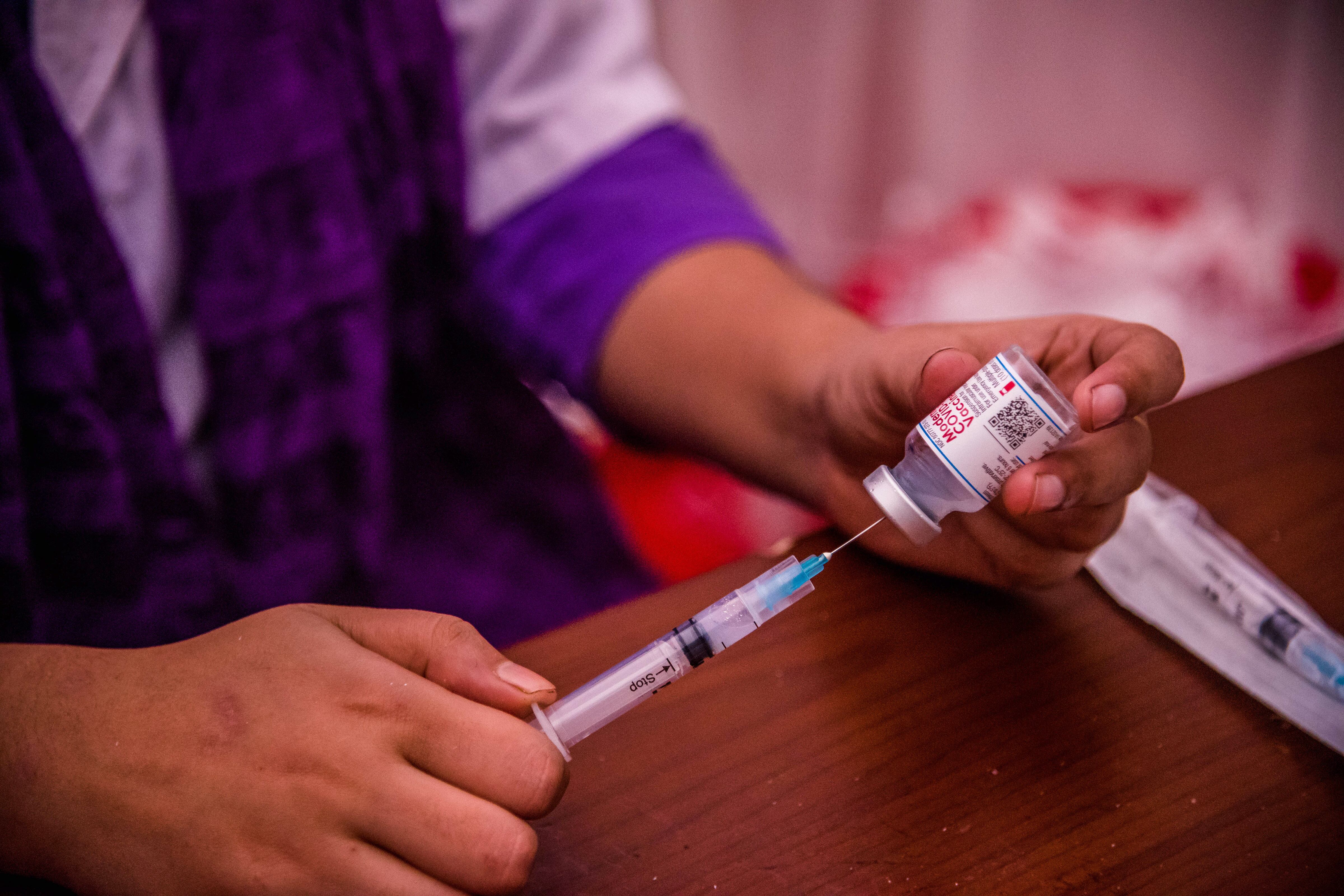 Un trabajador de salud prepara una dosis de la vacuna Moderna Covid-19 para aplicarla a una persona durante una campaña de vacunación masiva para reducir el riesgo de infección por la nueva variante Delta de Covid el 7 de agosto de 2021