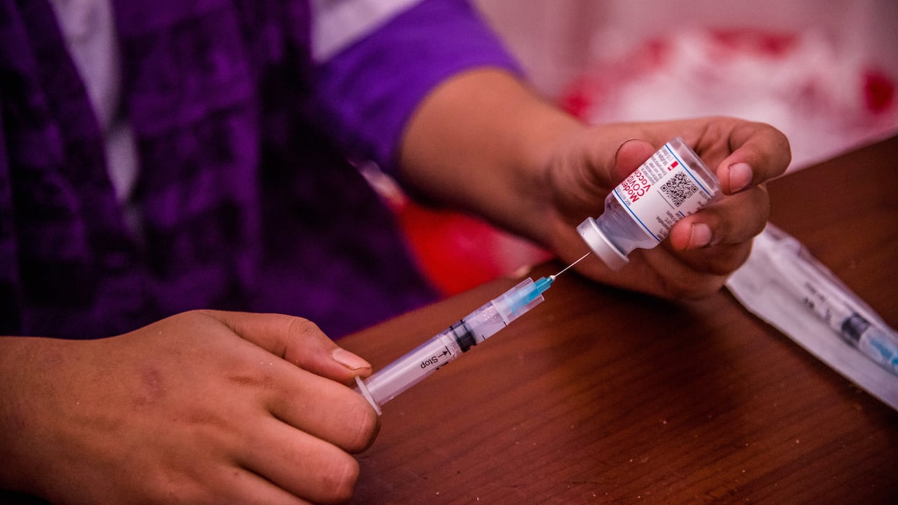 Un trabajador de salud prepara una dosis de la vacuna Moderna Covid-19 para aplicarla a una persona durante una campaña de vacunación masiva para reducir el riesgo de infección por la nueva variante Delta de Covid el 7 de agosto de 2021